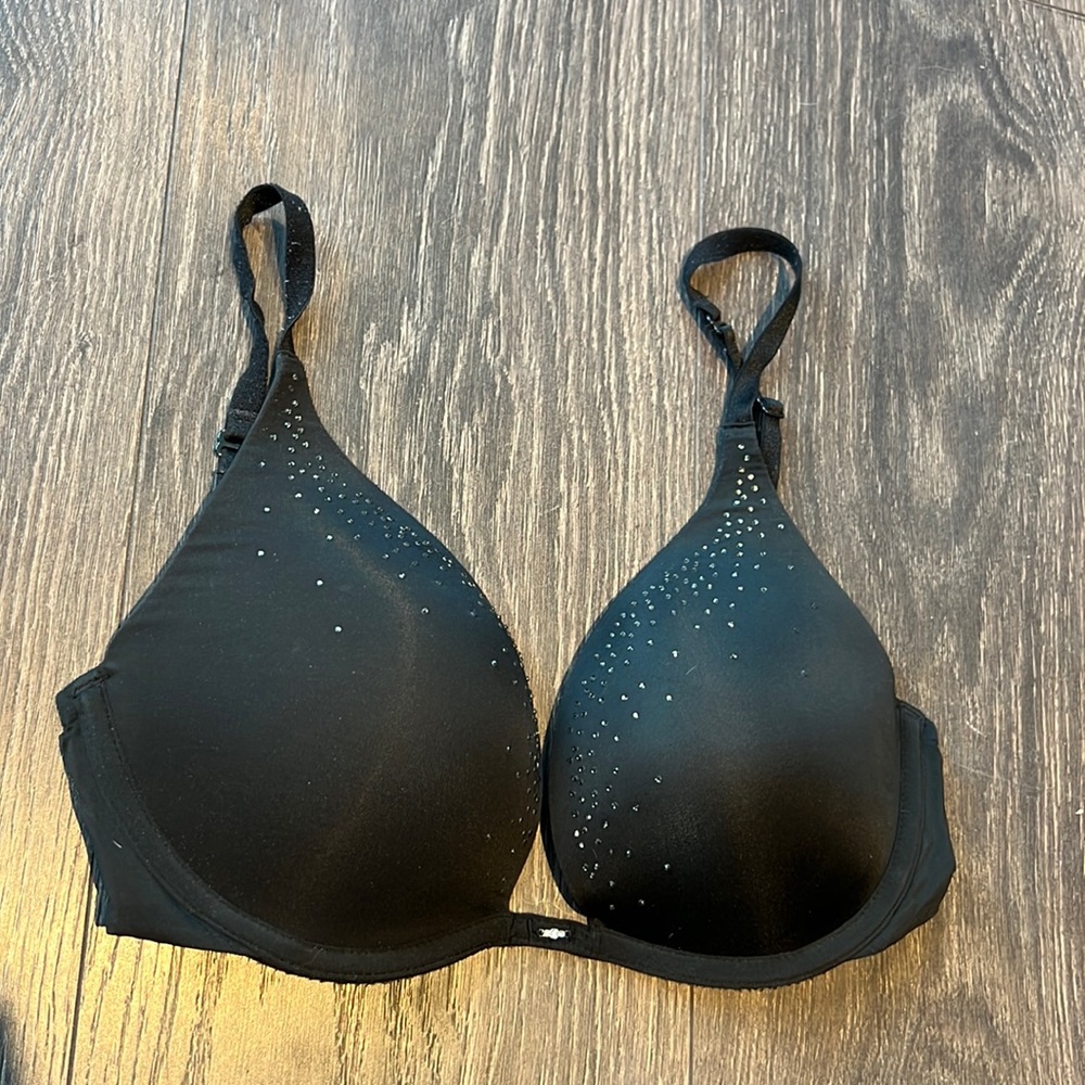 32D Victoria’s Secret bra